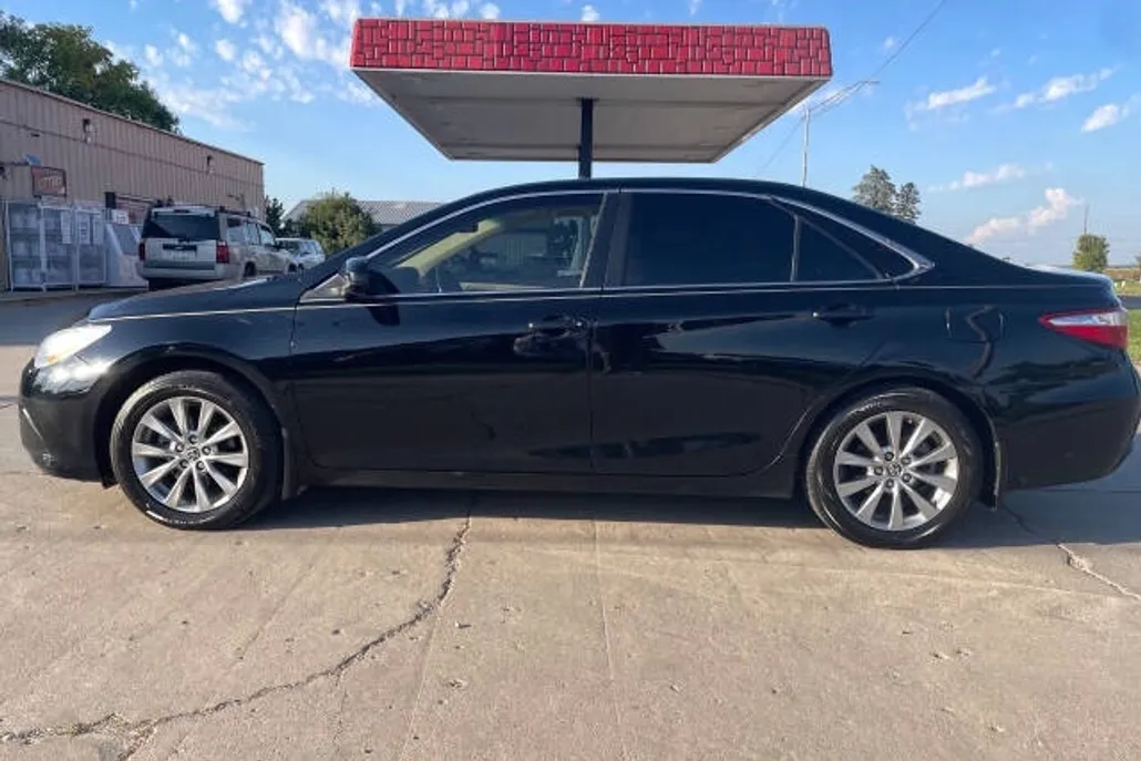 2015 Toyota Camry XLE photo 1