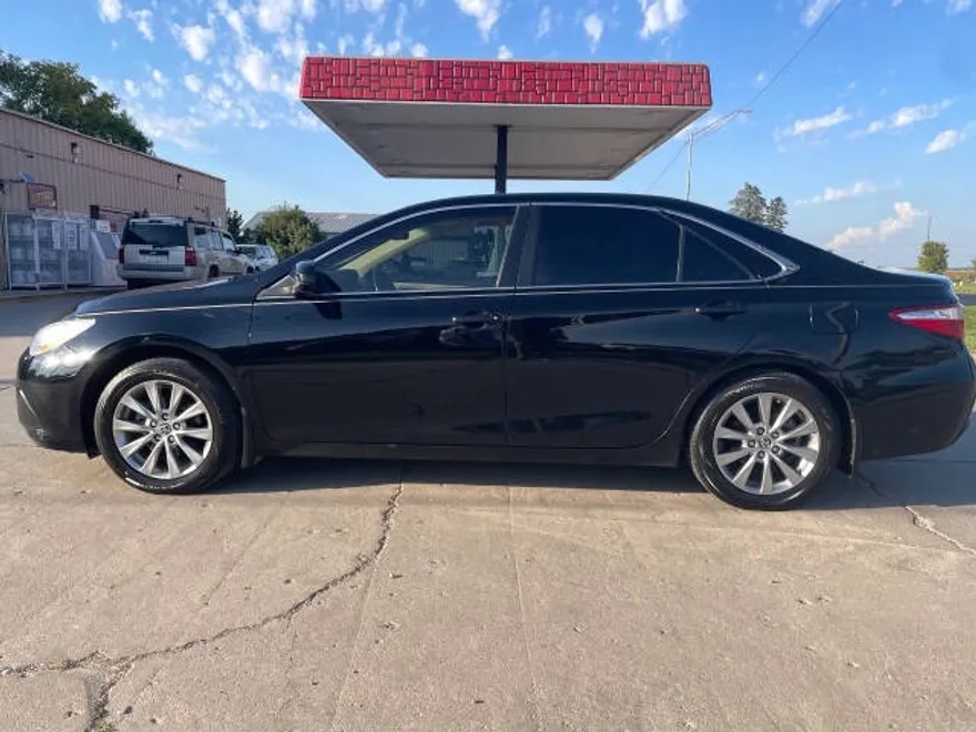 2015 Toyota Camry XLE photo 1
