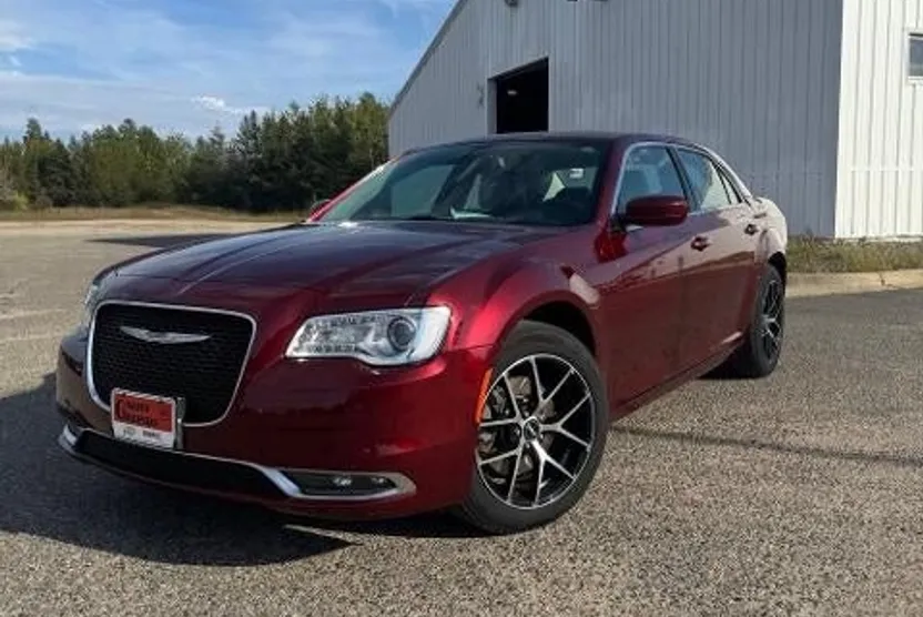2016 Chrysler 300 Limited photo 1
