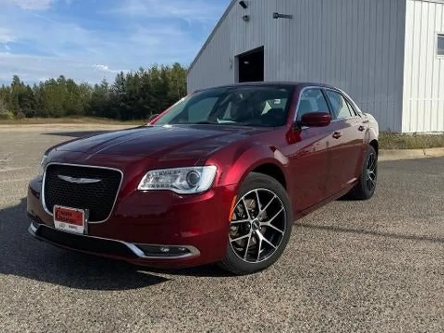 2016 Chrysler 300 Limited photo 1