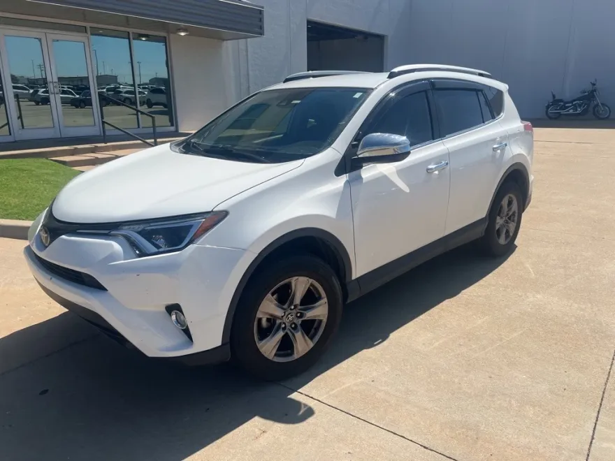 2018 Toyota RAV4 LE photo 1