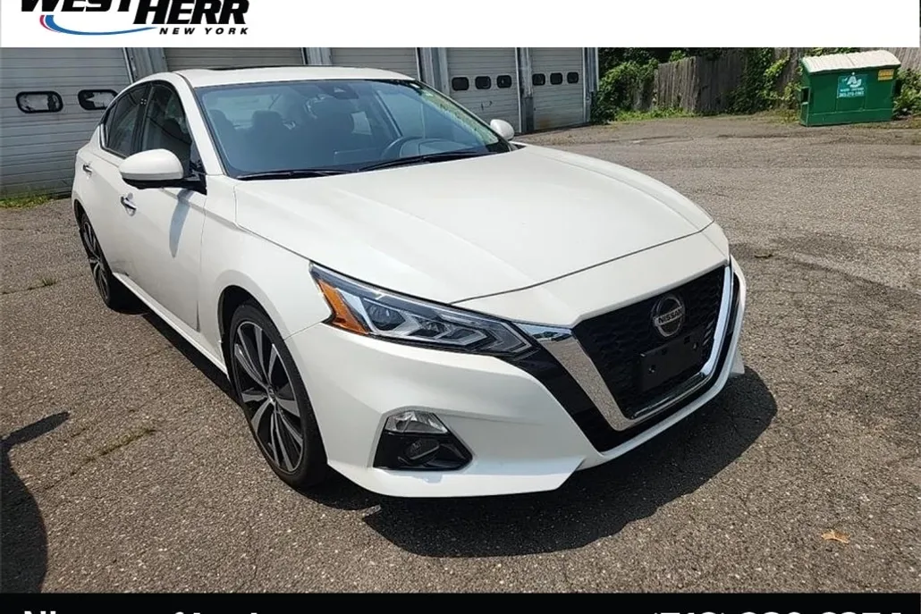 2022 Nissan Altima 2.5 Platinum photo 1