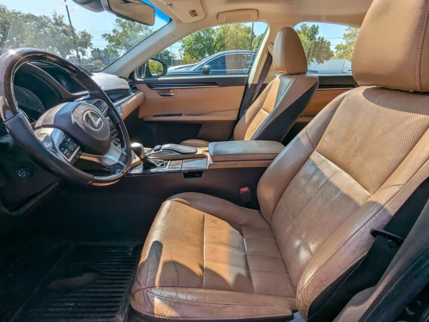 2016 Lexus ES 300h photo 1