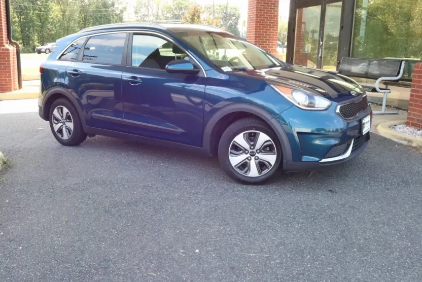 2017 Kia Niro LX photo 1