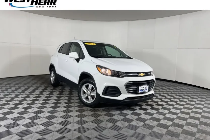2022 Chevrolet Trax LS photo 1
