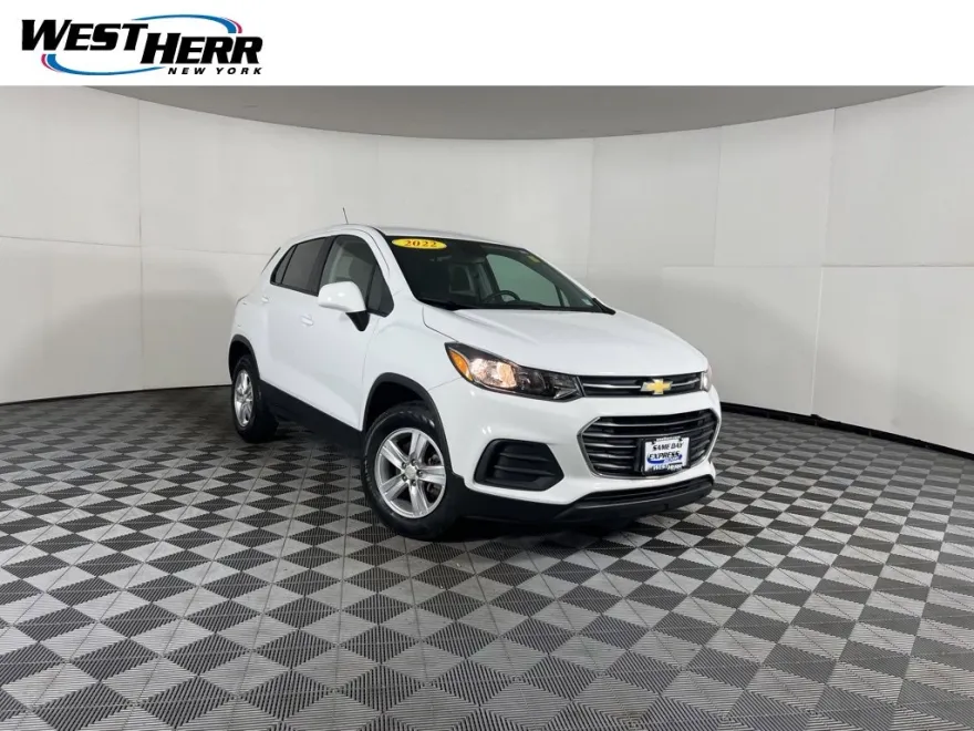 2022 Chevrolet Trax LS photo 1