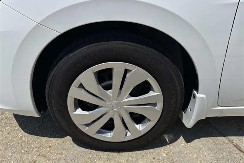 2025 Nissan Versa 1.6 S photo 1