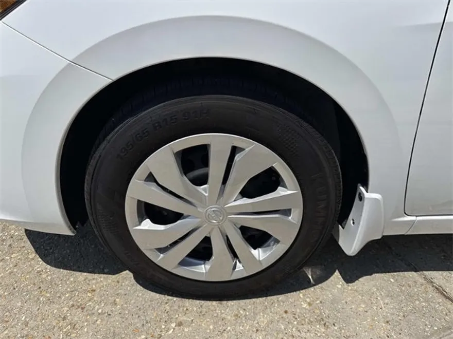 2025 Nissan Versa 1.6 S photo 1