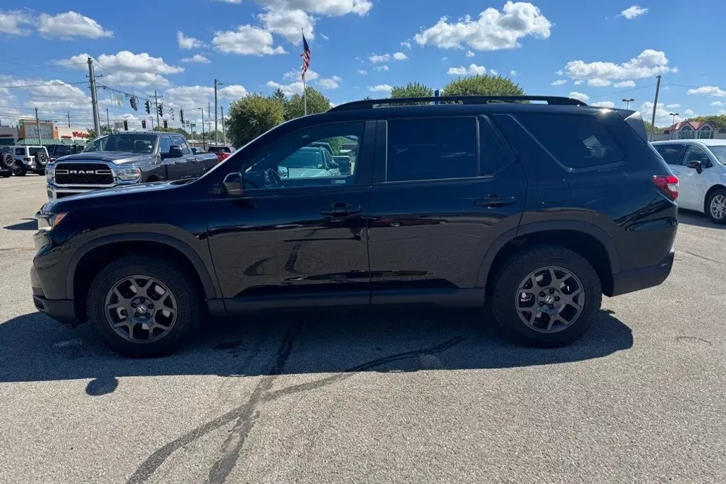 2023 Honda Pilot TrailSport photo 1