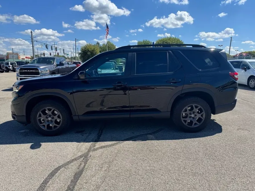 2023 Honda Pilot TrailSport photo 1
