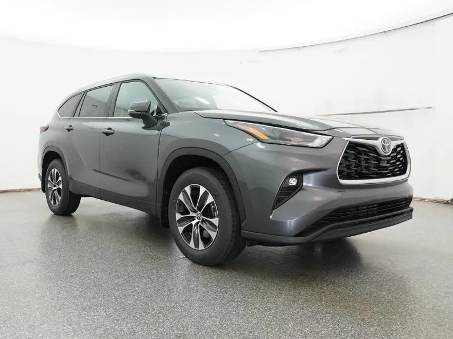 2025 Toyota Highlander XLE photo 1