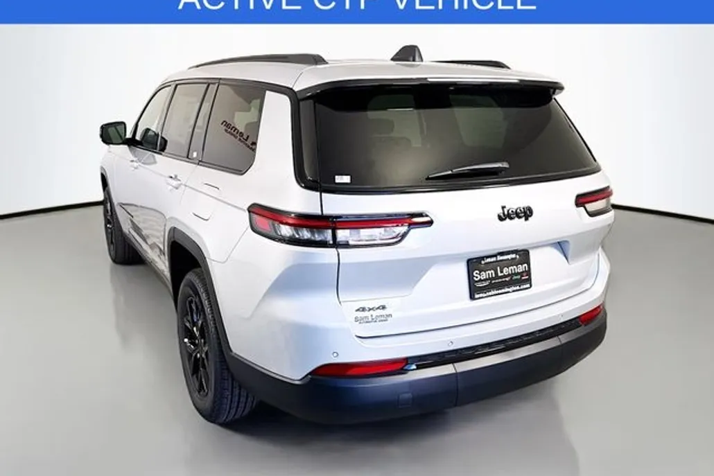 2025 Jeep Grand Cherokee Laredo Altitude photo 1