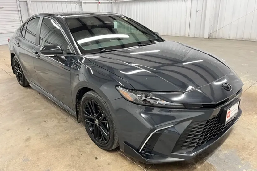 2025 Toyota Camry SE photo 1