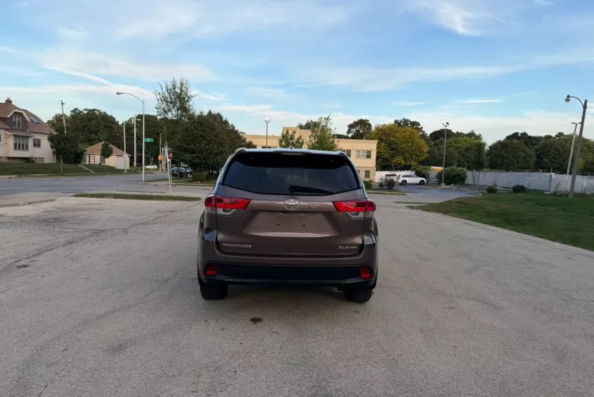 2019 Toyota Highlander XLE photo 1