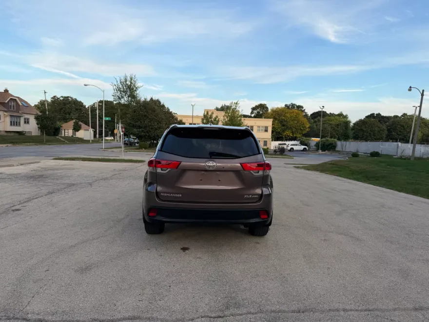 2019 Toyota Highlander XLE photo 1