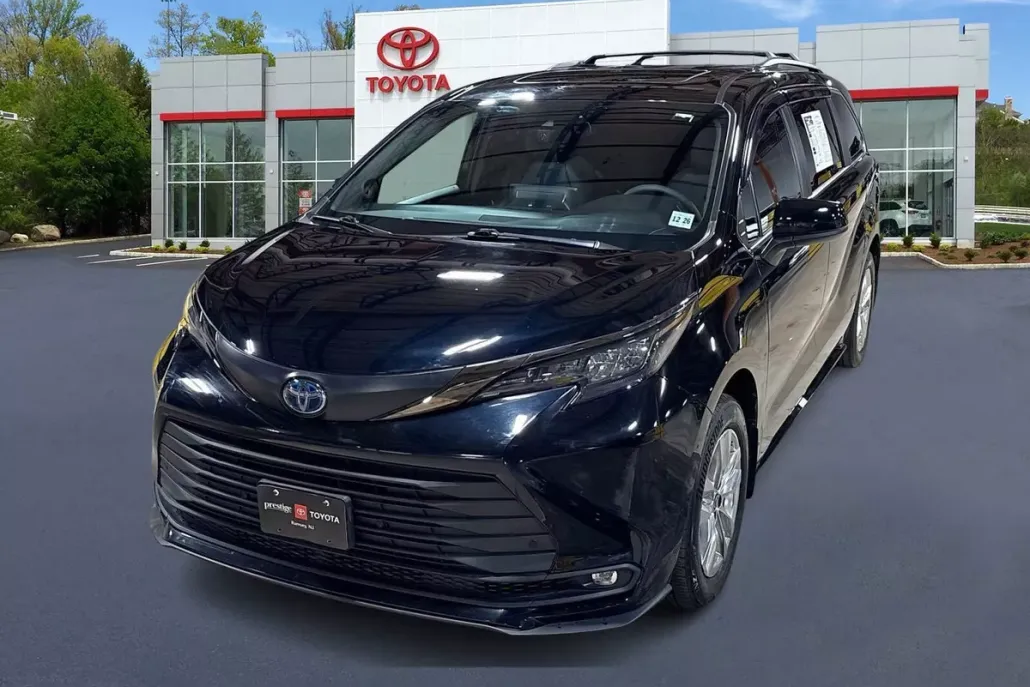 2022 Toyota Sienna XLE Woodland Edition photo 1
