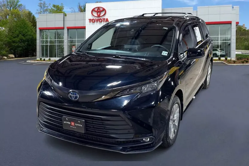 2022 Toyota Sienna XLE Woodland Edition photo 1