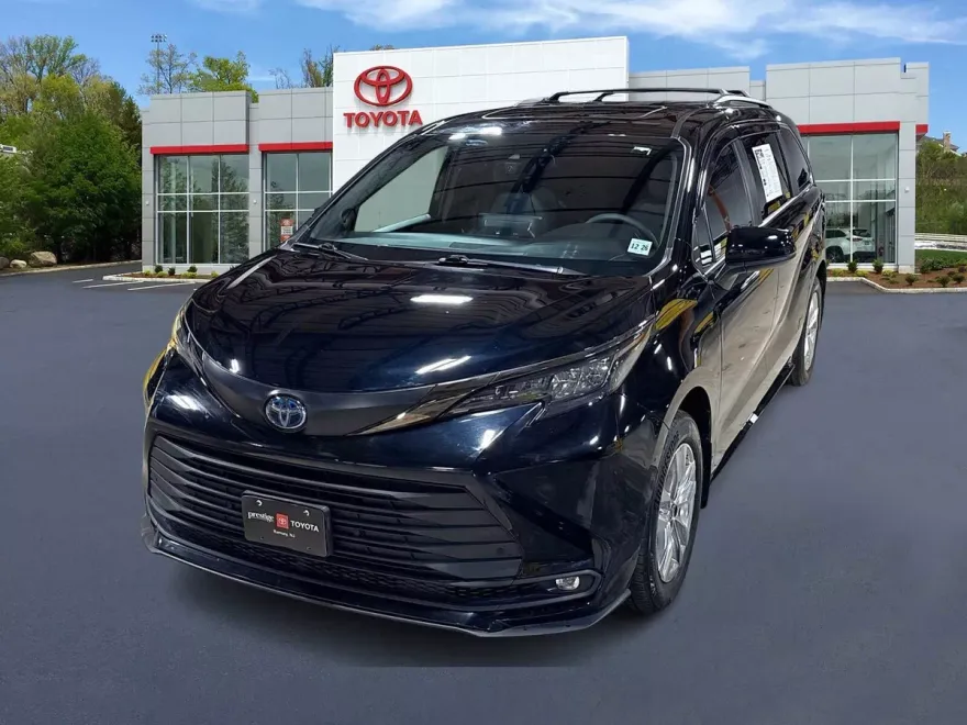 2022 Toyota Sienna XLE Woodland Edition photo 1