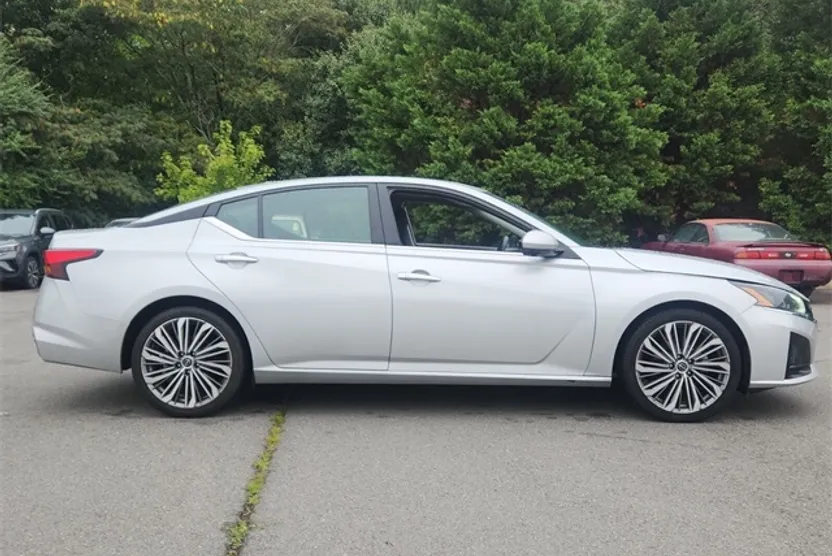 2023 Nissan Altima 2.5 SL photo 1