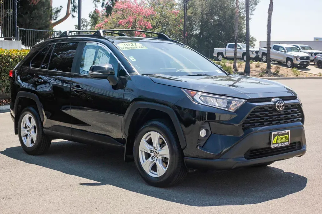 2021 Toyota RAV4 XLE photo 1