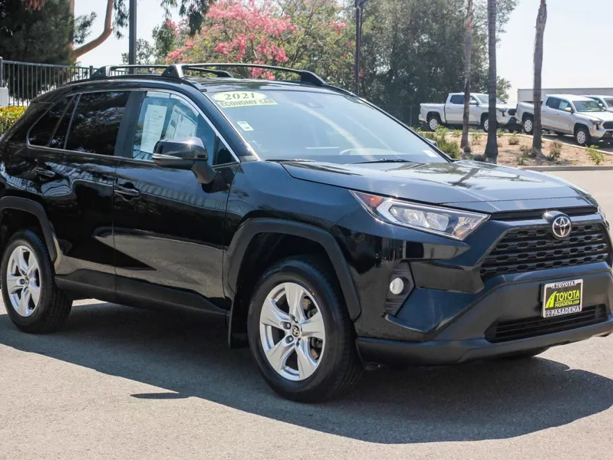2021 Toyota RAV4 XLE photo 1
