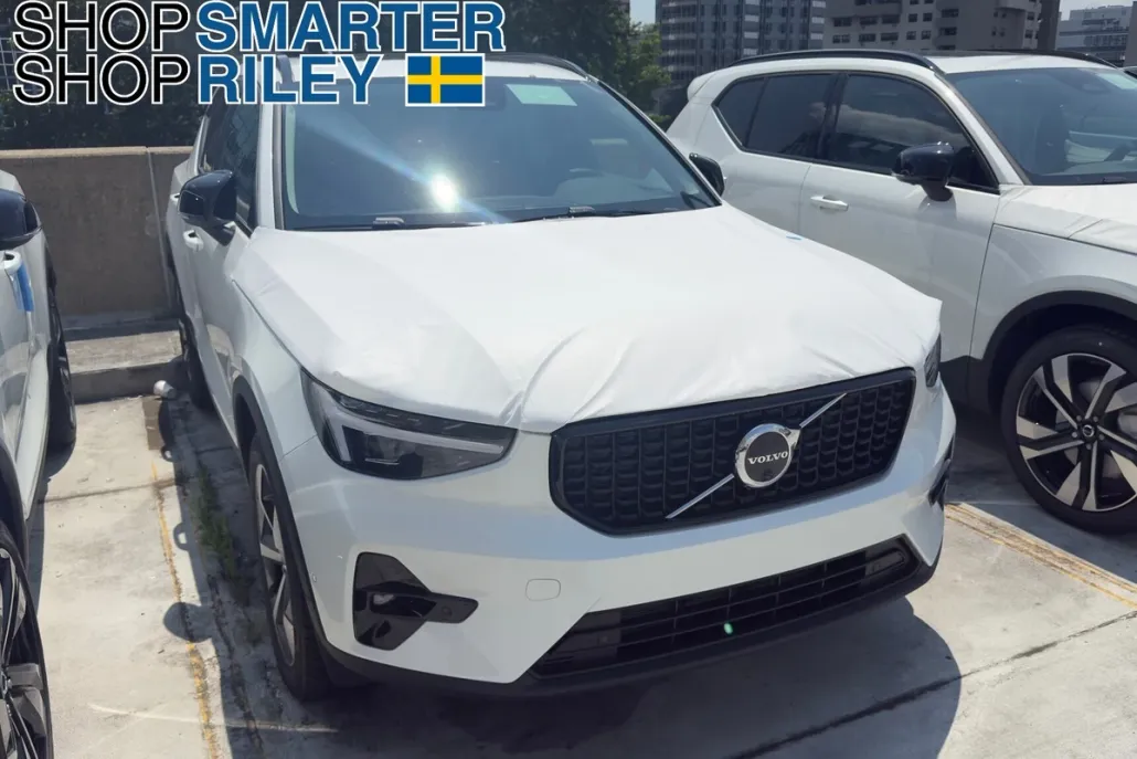 2026 Volvo XC40 Plus photo 1