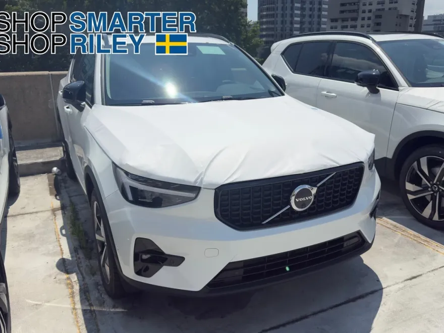 2026 Volvo XC40 Plus photo 1