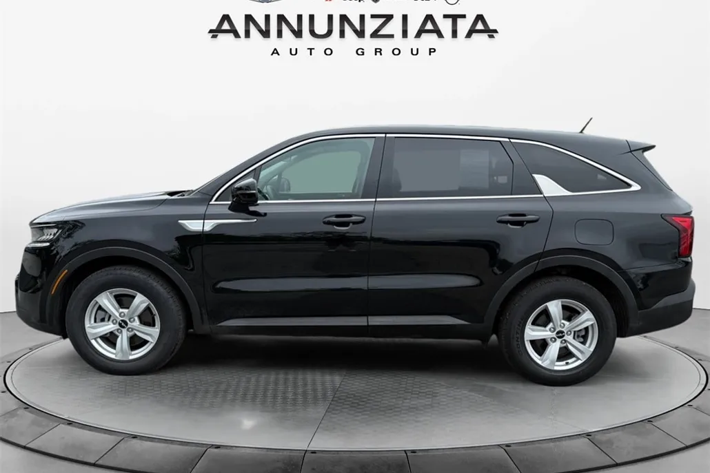2022 Kia Sorento LX photo 1