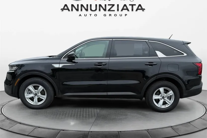 2022 Kia Sorento LX photo 1