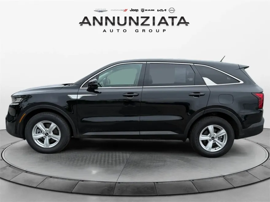 2022 Kia Sorento LX photo 1