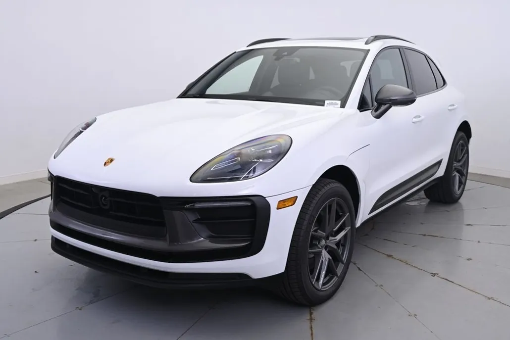 2025 Porsche Macan T photo 1