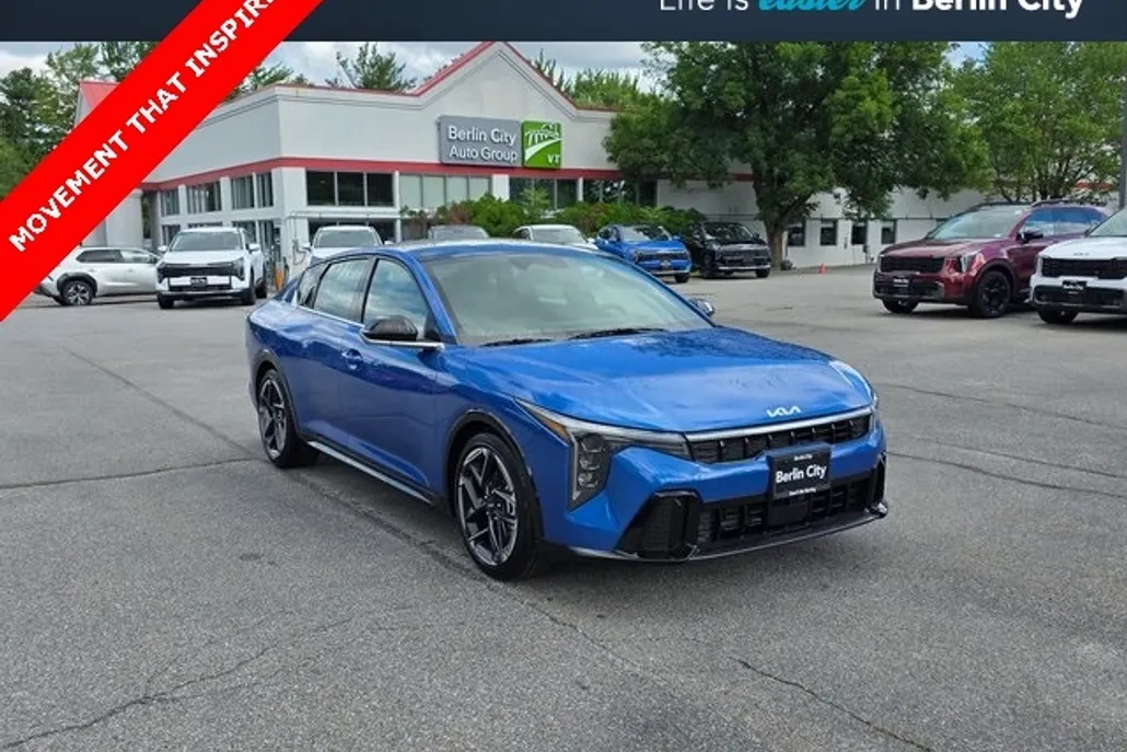 2025 Kia K4 GT-Line photo 1