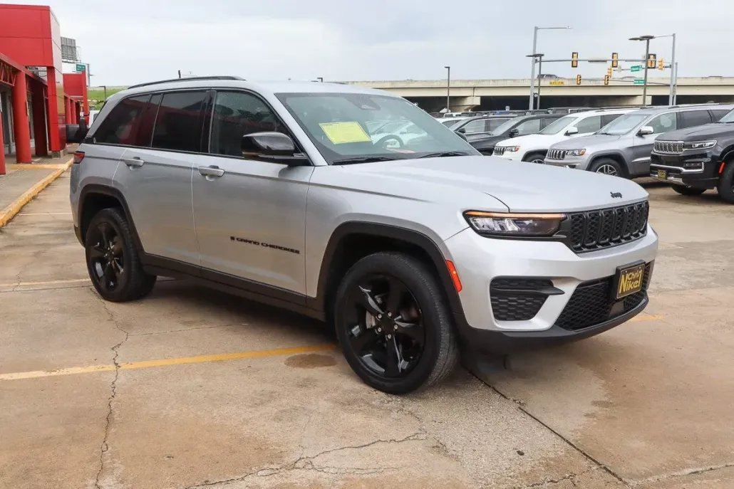 2023 Jeep Grand Cherokee Altitude photo 1