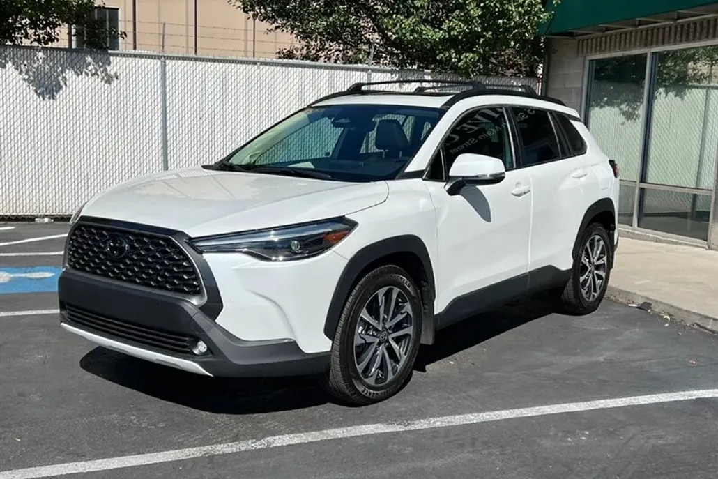 2024 Toyota Corolla Cross XLE photo 1