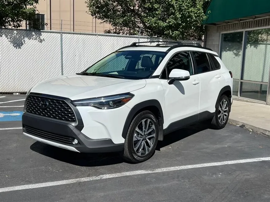 2024 Toyota Corolla Cross XLE photo 1