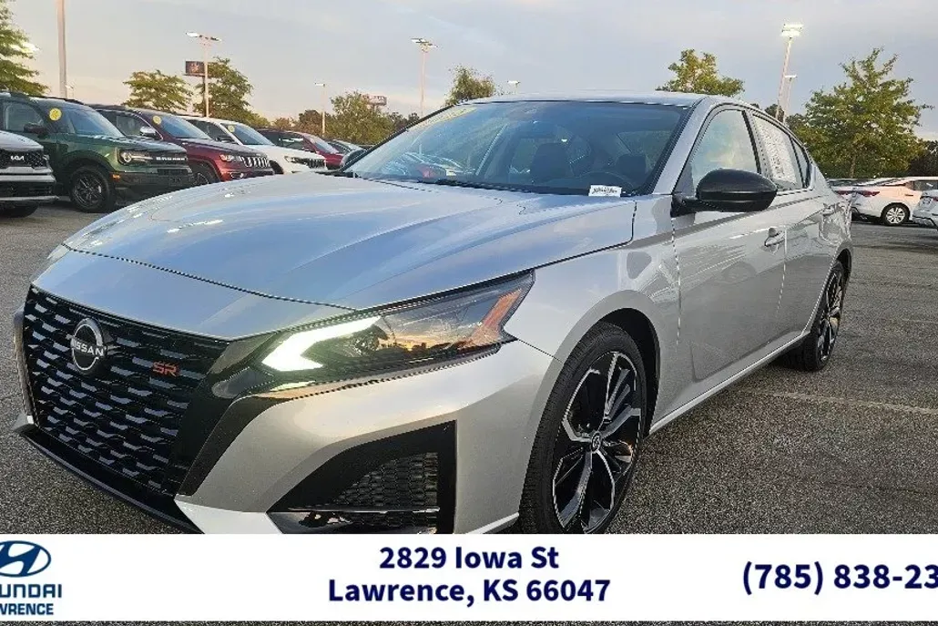 2023 Nissan Altima 2.5 SR photo 1