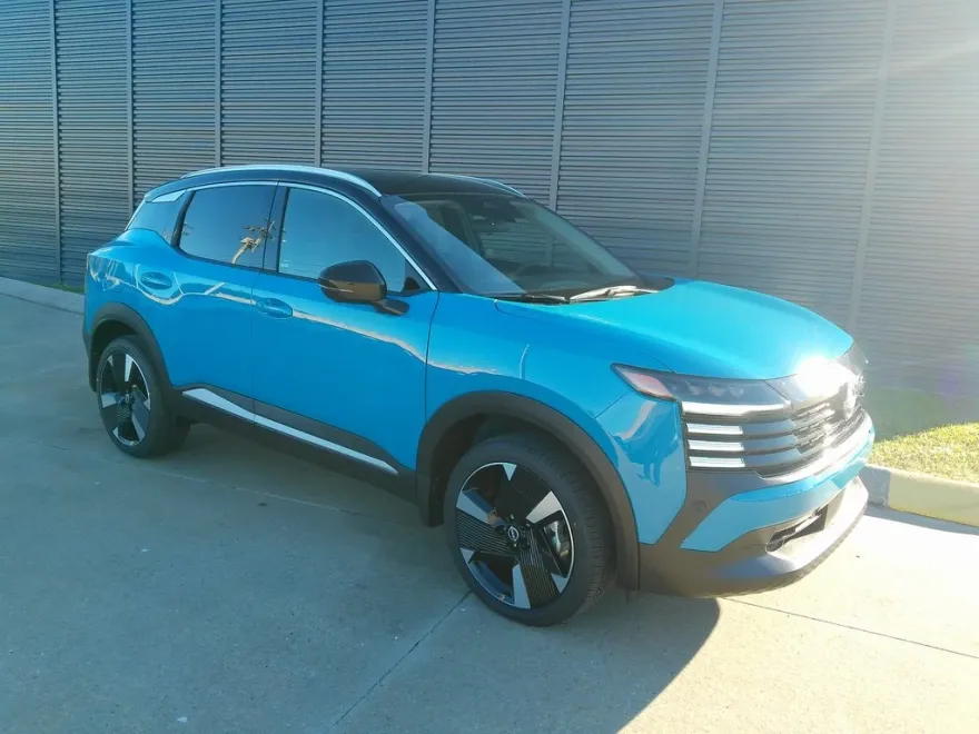 2025 Nissan Kicks SR photo 1