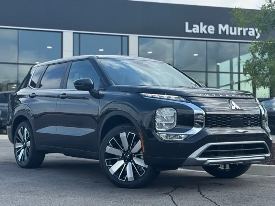 2025 Mitsubishi Outlander SE photo 1