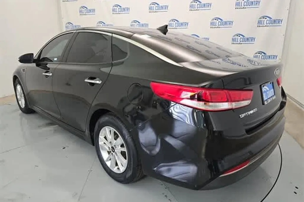 2016 Kia Optima LX photo 1