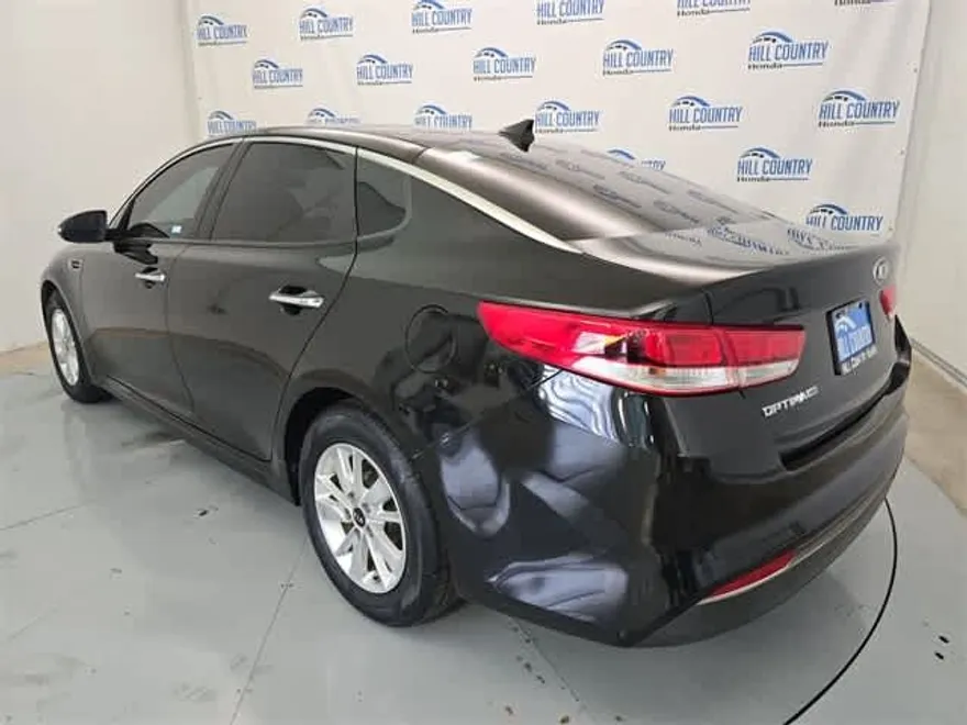 2016 Kia Optima LX photo 1