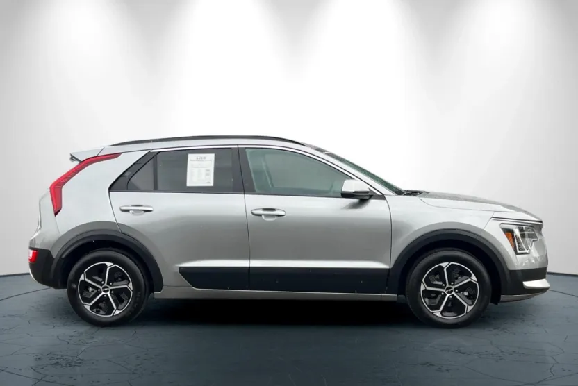 2025 Kia Niro LX photo 1