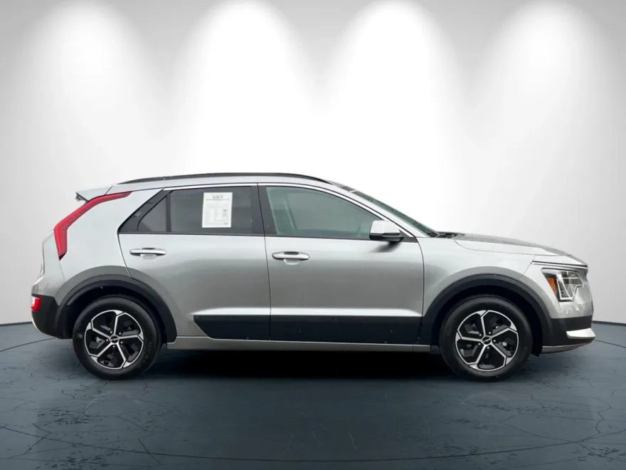 2025 Kia Niro LX photo 1