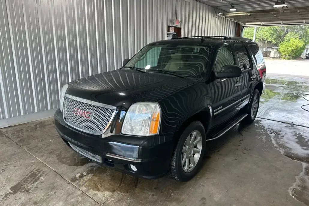 2010 Gmc Yukon Denali photo 1