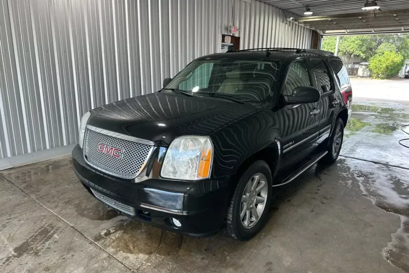 2010 Gmc Yukon Denali photo 1