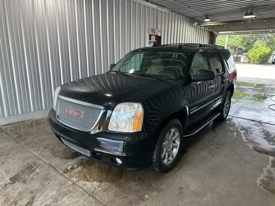 2010 Gmc Yukon Denali photo 1
