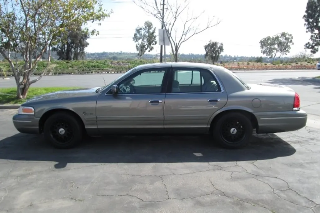 2001 Ford Crown Victoria photo 1