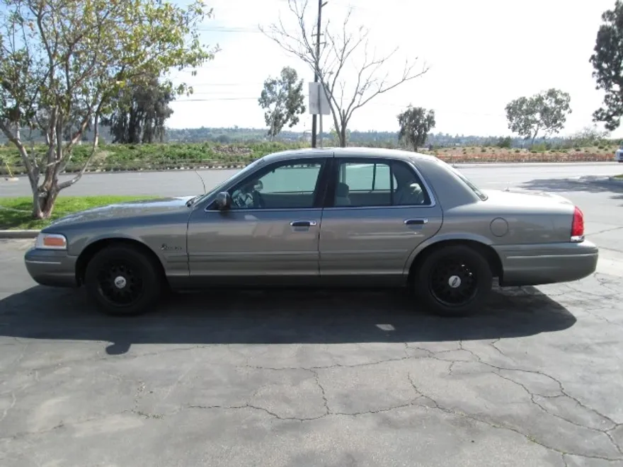 2001 Ford Crown Victoria photo 1