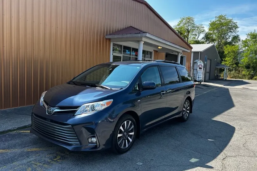 2019 Toyota Sienna XLE photo 1
