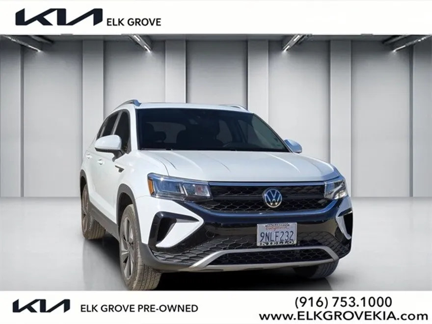 2024 Volkswagen Taos SE photo 1