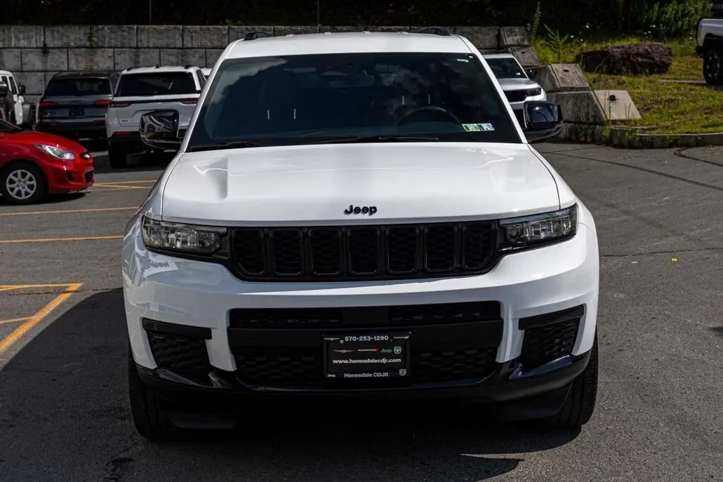 2022 Jeep Grand Cherokee Altitude photo 1